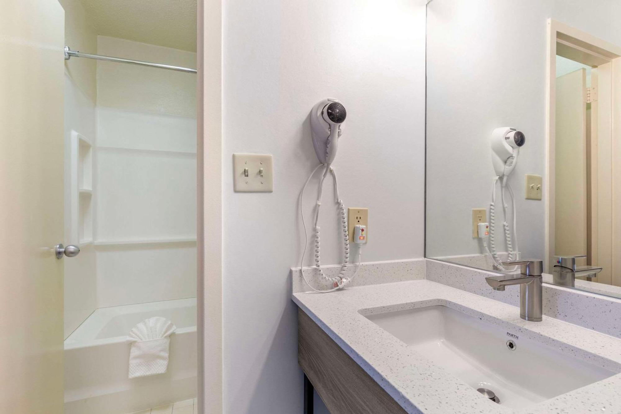 Suburban Studios Tysons Corner Vienna Esterno foto