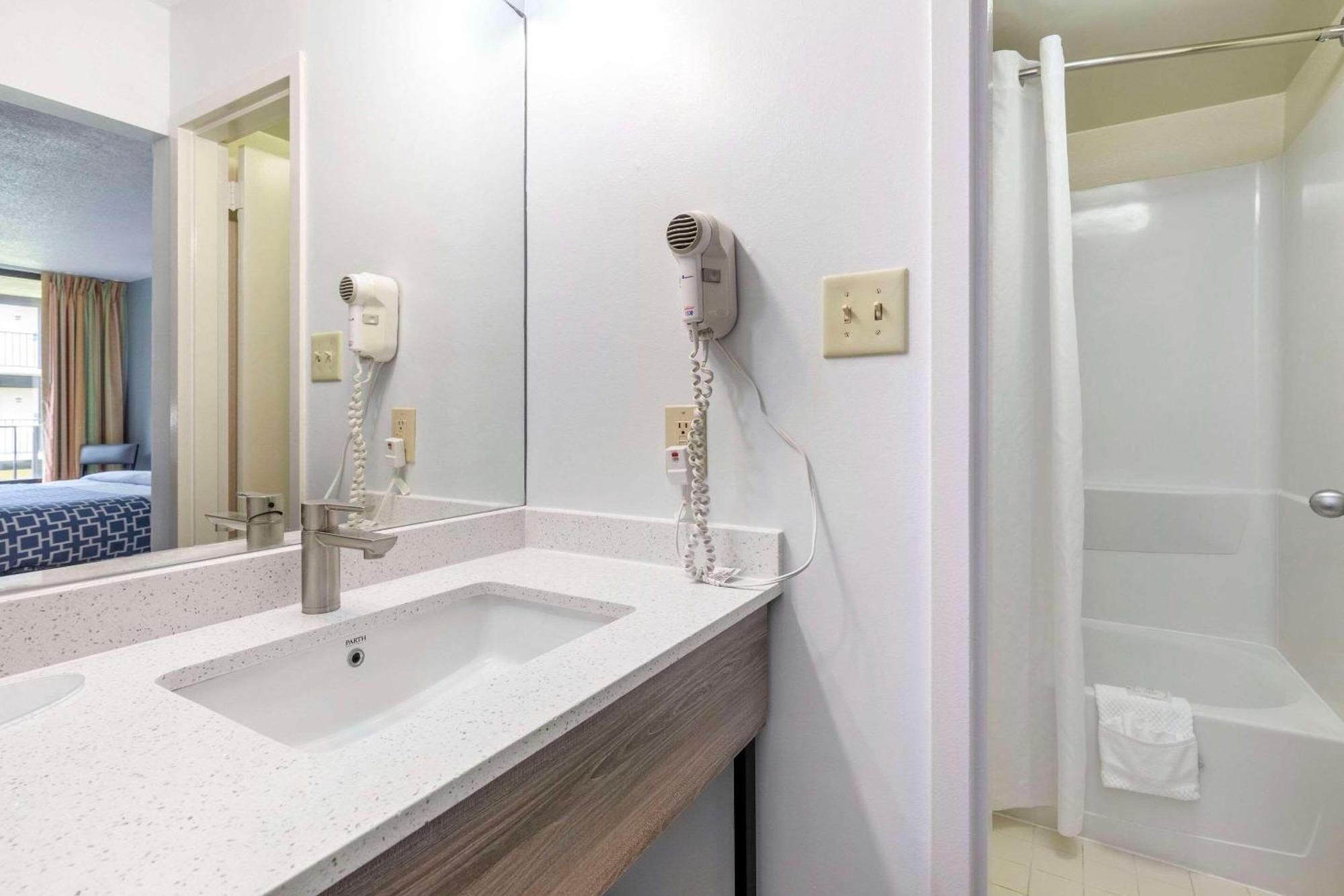 Suburban Studios Tysons Corner Vienna Esterno foto