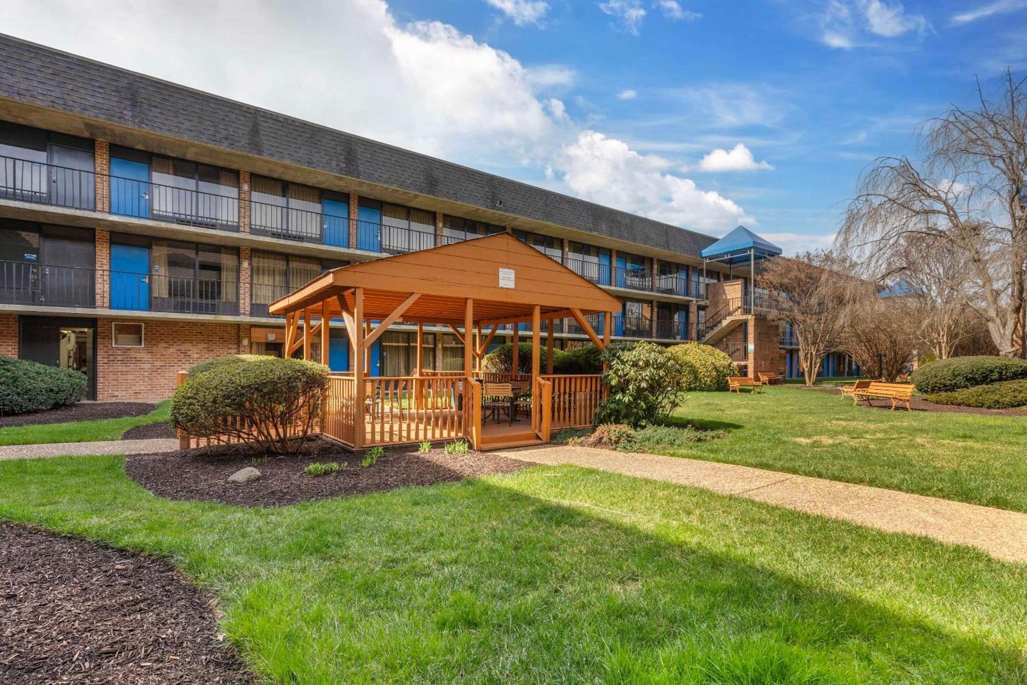 Suburban Studios Tysons Corner Vienna Esterno foto