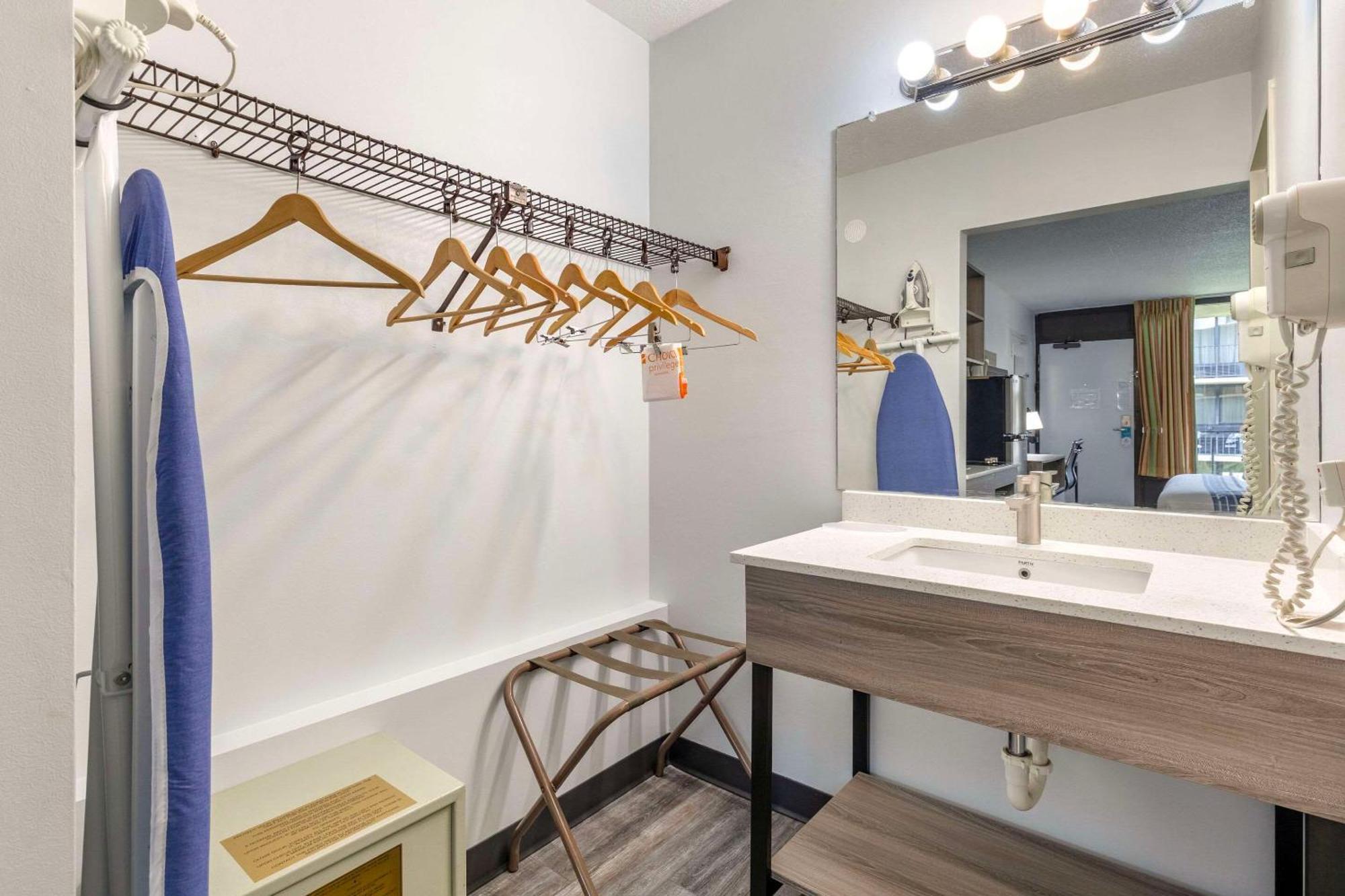 Suburban Studios Tysons Corner Vienna Esterno foto