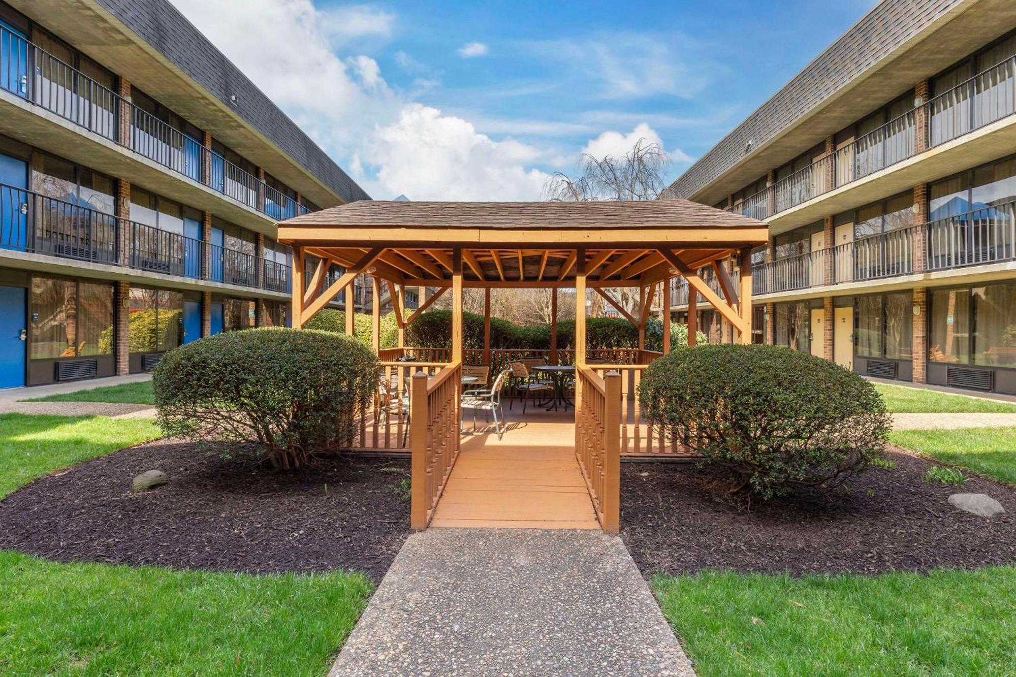 Suburban Studios Tysons Corner Vienna Esterno foto